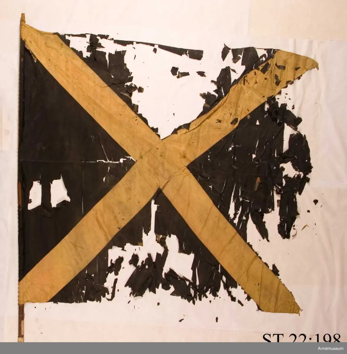 Duken svart med rosa St Andreaskors. I översta fältet syns rester av det heraldiska vapnet för den litauiske storhetmanen Mykolas Servacijus Visnioveckis (Michal Serwaci Wisniowiecki). I nedersta fältet årtalet 1704.