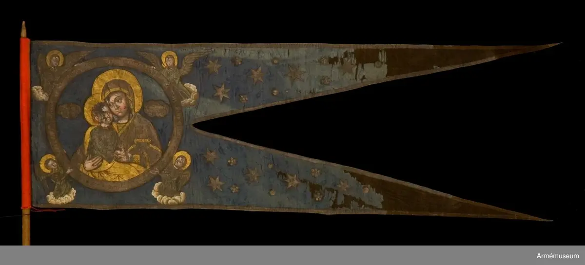 Tvåtungad duk av blå kinesisk sidendamast. Strumpa av rött kläde. Motivet målat med guld- och silverfärg.
Maria och Jesusbarnet återges i den komposition som kallas "Ömhetens Gudsmoder". Den av änglar burna medaljongen pryds av rysk inskrift som i översättning lyder: "Över dig, Fader, gläds var skapad varelse, änglarnas skara och människosläktet. Du ger ljus åt de rättrognas kyrka. Vi, dina barn, lovsjunga dig, milde Fader."
Motivet är lika på båda sidor men av stilen att döma är de målade av olika konstnärer.