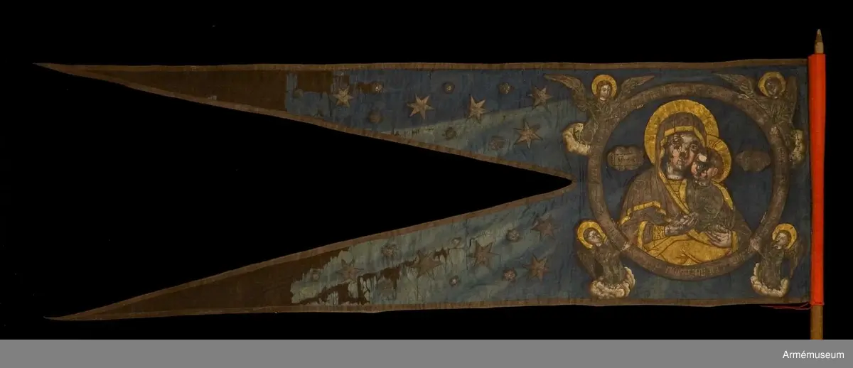 Tvåtungad duk av blå kinesisk sidendamast. Strumpa av rött kläde. Motivet målat med guld- och silverfärg.
Maria och Jesusbarnet återges i den komposition som kallas "Ömhetens Gudsmoder". Den av änglar burna medaljongen pryds av rysk inskrift som i översättning lyder: "Över dig, Fader, gläds var skapad varelse, änglarnas skara och människosläktet. Du ger ljus åt de rättrognas kyrka. Vi, dina barn, lovsjunga dig, milde Fader."
Motivet är lika på båda sidor men av stilen att döma är de målade av olika konstnärer.