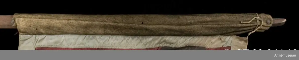 Duk av rött sidentaft kantat av ljusblått taft. I huvudfältet avbildas ärkeängeln Mikael som apokalypsens ryttare. Han stöter i en basun. I sina utsträckta händer håller han en bok och ett rökelsekar. Mellan händerna och över huvudet en regnbåge och under hans fot ett moln. I övre stånghörnet avbildas Jesus i ett moln. På dukens tungor är månskäror, stjärnor och svärd. All dekor är målad i guld och silver. På duken är en förtryckt etikett fastsydd där det framgår att fanan är en trofé från slaget vid Salociai.
Strumpa av gult kläde. Stången är ojämn och obehandlad. Troligen sekundär.