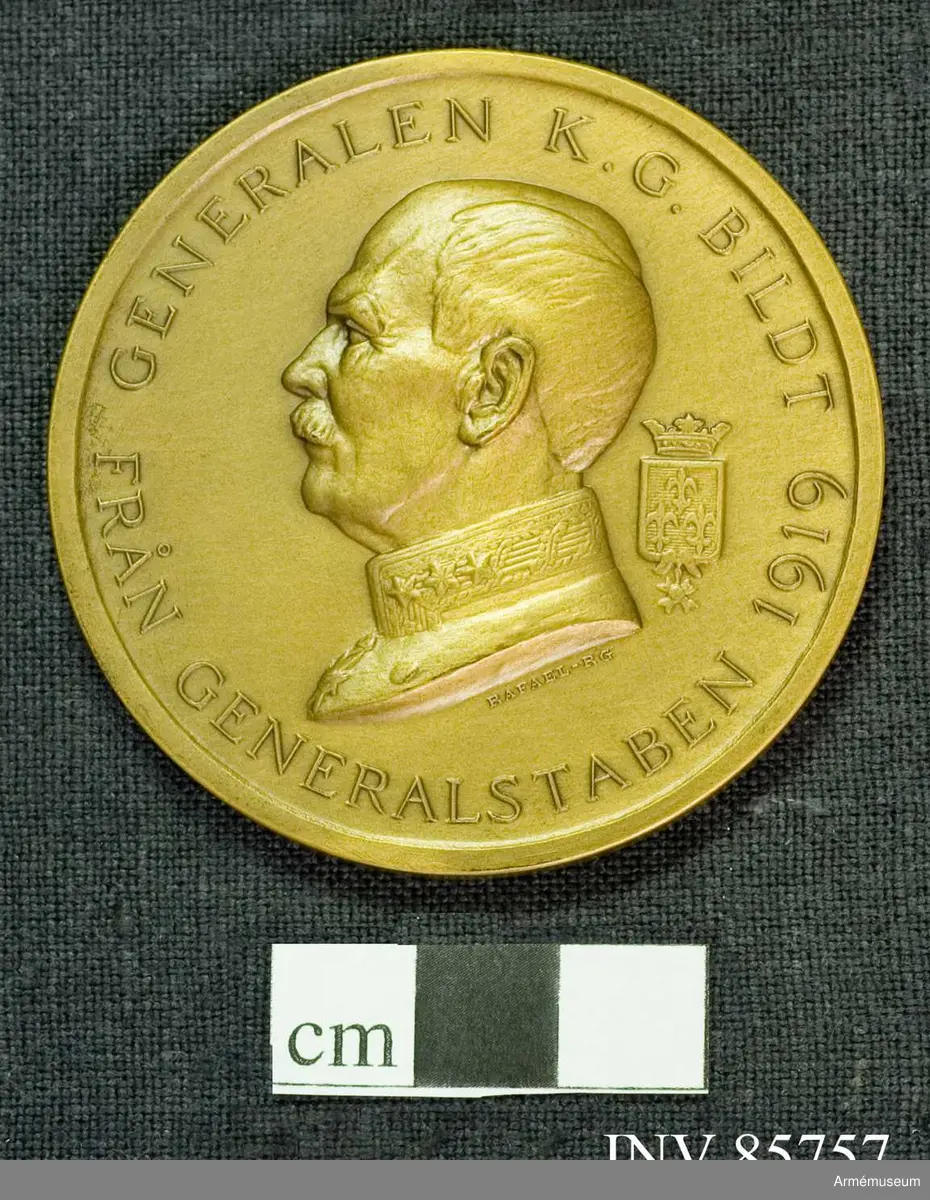 Grupp M.
Åtsidan: (läses från venster till höger:) följande övra kanten: GENERALEN K.G. BILDT. samt följande nedra kanten: FRÅN GENERALSTABEN 1919. Bröstbidl åt venster i uniformskrage med generals gradbeteckning med ett adelstecken hängande nedanför kragen; bakom bröstbilden ättens vapen på en sköld med en adlig krona över och ett ordenskors under. Under bidlen: RAFAEL - RG.
Frånsidan: SNILLRIK FRAMSYNT RIDDERLIG, på tre rader, därunder två korslagda kommandostavar, allt omgivet av en lagerkrans, som öppnar sig å medaljens överkant. nedanför lagerkransen två inslag, det ena rektangulärt, liggande, innehållande S coh C, det andra stående ovalt, innehållande S:t Eriks bröstbild (?).
Numismatiska meddelanden XXIV sid 180.
Kompl. Prn.