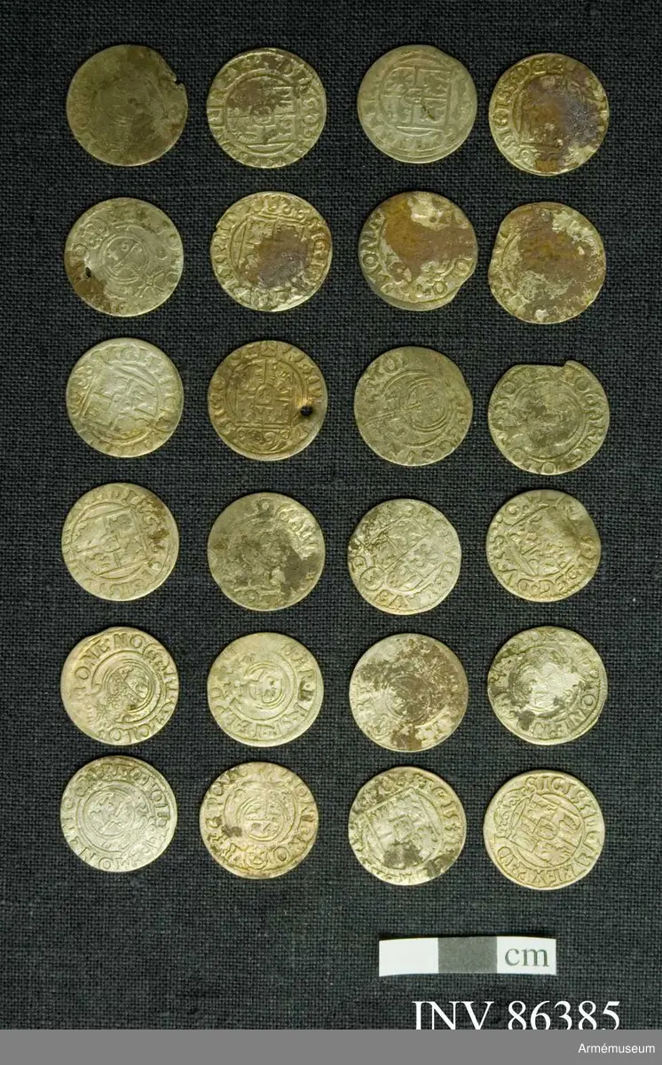 Grupp M.
En samling mynt funna vid Poltava.
Mynt förteckning:
Preussen Pommern 1/24 Thaler 1620-talet: 24 st.
G II A 1/14 riksdaler Riga 2 st.
Karl XI 1/24 riksdaler Riga 1669 1 st.
Christina 1/24 riksdaler Riga 4 st.
157 lösa mynt.
17 överskjutande
Totalt 188 st. (fattas 11 st).
 
Sigismund III 1/24 thaler, prägl. i Polen 1620 tal. 140ex.
Gust II Adolf, för Riga 1620 t. 23 ex. 
Christina 4 ex. 
Carl XI 1669 1 ex
1/24 thal för Mark Brandenburg, Preussen och Pommern alla från 1620 talet - 33 ex.

x) Ett ex till krigsarkivarien Steckzen d. 22/8 /1933 för att överlämnas som gåva till Verner von Heidenstam. 2007-01-24 /TW
