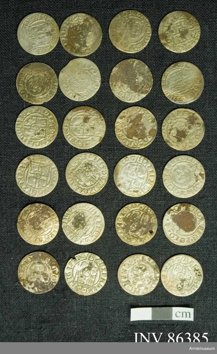 Grupp M.
En samling mynt funna vid Poltava.
Mynt förteckning:
Preussen Pommern 1/24 Thaler 1620-talet: 24 st.
G II A 1/14 riksdaler Riga 2 st.
Karl XI 1/24 riksdaler Riga 1669 1 st.
Christina 1/24 riksdaler Riga 4 st.
157 lösa mynt.
17 överskjutande
Totalt 188 st. (fattas 11 st).
 
Sigismund III 1/24 thaler, prägl. i Polen 1620 tal. 140ex.
Gust II Adolf, för Riga 1620 t. 23 ex. 
Christina 4 ex. 
Carl XI 1669 1 ex
1/24 thal för Mark Brandenburg, Preussen och Pommern alla från 1620 talet - 33 ex.

x) Ett ex till krigsarkivarien Steckzen d. 22/8 /1933 för att överlämnas som gåva till Verner von Heidenstam. 2007-01-24 /TW
