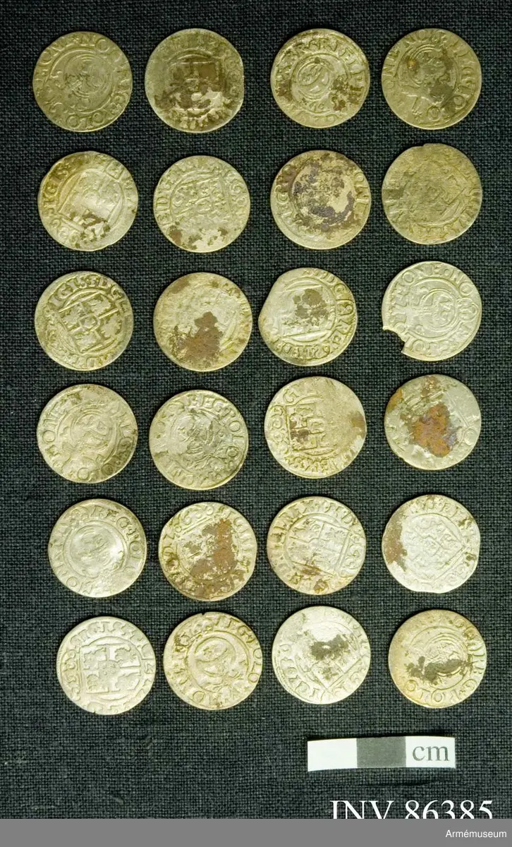 Grupp M.
En samling mynt funna vid Poltava.
Mynt förteckning:
Preussen Pommern 1/24 Thaler 1620-talet: 24 st.
G II A 1/14 riksdaler Riga 2 st.
Karl XI 1/24 riksdaler Riga 1669 1 st.
Christina 1/24 riksdaler Riga 4 st.
157 lösa mynt.
17 överskjutande
Totalt 188 st. (fattas 11 st).
 
Sigismund III 1/24 thaler, prägl. i Polen 1620 tal. 140ex.
Gust II Adolf, för Riga 1620 t. 23 ex. 
Christina 4 ex. 
Carl XI 1669 1 ex
1/24 thal för Mark Brandenburg, Preussen och Pommern alla från 1620 talet - 33 ex.

x) Ett ex till krigsarkivarien Steckzen d. 22/8 /1933 för att överlämnas som gåva till Verner von Heidenstam. 2007-01-24 /TW