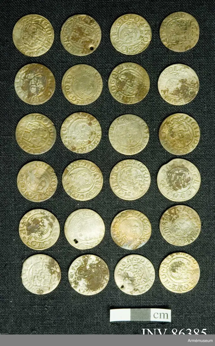 Grupp M.
En samling mynt funna vid Poltava.
Mynt förteckning:
Preussen Pommern 1/24 Thaler 1620-talet: 24 st.
G II A 1/14 riksdaler Riga 2 st.
Karl XI 1/24 riksdaler Riga 1669 1 st.
Christina 1/24 riksdaler Riga 4 st.
157 lösa mynt.
17 överskjutande
Totalt 188 st. (fattas 11 st).
 
Sigismund III 1/24 thaler, prägl. i Polen 1620 tal. 140ex.
Gust II Adolf, för Riga 1620 t. 23 ex. 
Christina 4 ex. 
Carl XI 1669 1 ex
1/24 thal för Mark Brandenburg, Preussen och Pommern alla från 1620 talet - 33 ex.

x) Ett ex till krigsarkivarien Steckzen d. 22/8 /1933 för att överlämnas som gåva till Verner von Heidenstam. 2007-01-24 /TW