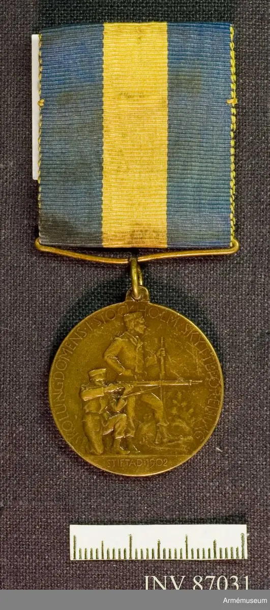 Grupp MII.
Skolungdomens i Stockholms Skytteförening Blått-gult-blått band.