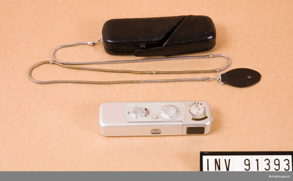 Kamera Minox B Typ 10200 med inbyggd exponeringsmätare
Avståndskedja
Fodral
Film 8 x 11 mm

Kameran innehåller ej någon film vilket kontrollerades 2017-08-10 men däremot finns en separat filmkassett som ej är exponerad och alltså inte använd. Fuji Foto Center på Nybrogatan 34 anlitades.
