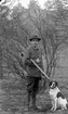 Jägare med bössa och hund