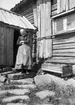 Juli 1924. Gumma vid sin stuga, Hamburgsund.