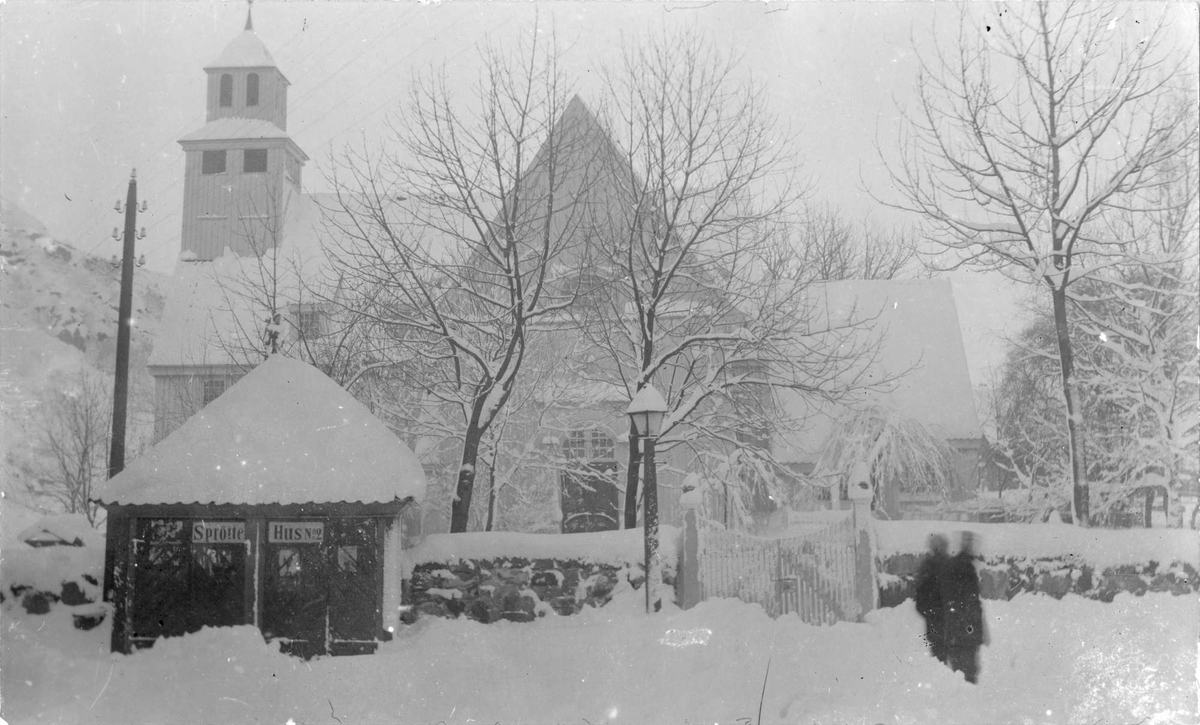 Egersund kirke med sprøytehuset