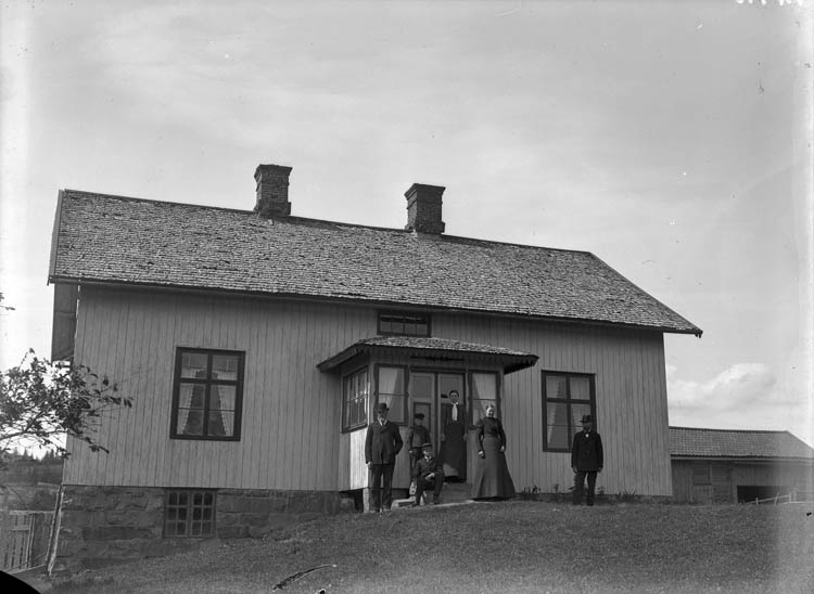 Enligt tidigare noteringar: "Manbyggnad med veranda, utanför husets folk."