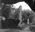 (Stereo karta XVIII) S:t Eriks grotta inifrån. 28 Augusti 1926.