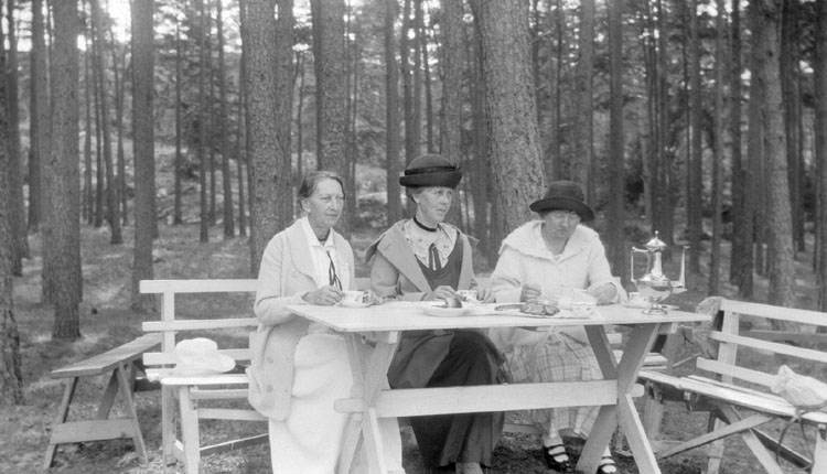 Enligt fotogtrafens anteckningar: "Kafferep. Anna A, fru Botén, fru Karin (Carlsson?). 14 Augusti 1924."