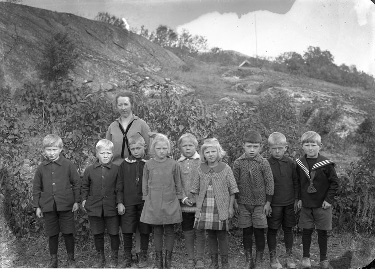 Gruppfoto på skolklass med lärarinna
