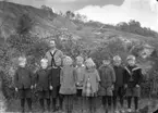 Gruppfoto på skolklass med lärarinna