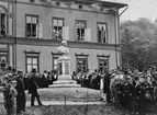 Högtidlig invigning av Anders Knape Hanssons byst den 17 juni 1879 framför gamla barnhusbyggnaden på Gustafsberg, Uddevalla