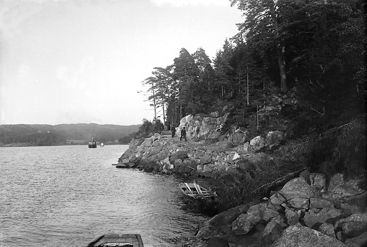 Enligt tidigare noteringar: "Vägen vid Rödön mot Lindesnäs från Gustafsberg, från väster den s.k. strandvägen."