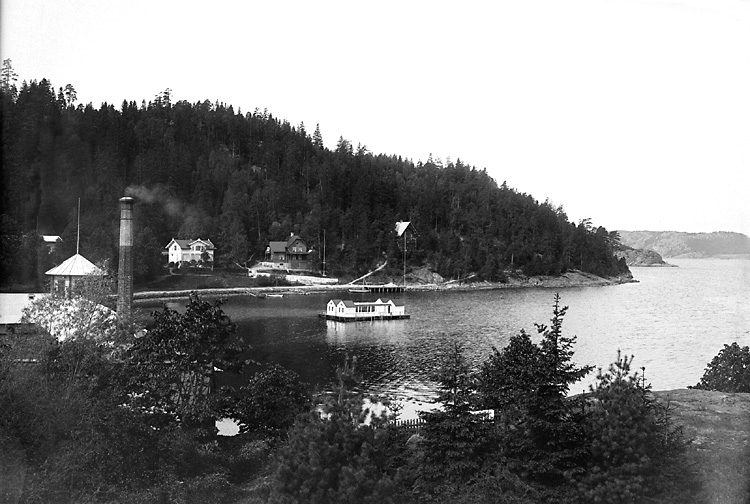 Enligt tidigare notering: "Badorten Gustafsberg från öster."