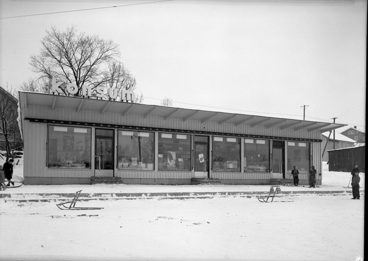 Uppgift enligt fotografen: "Uddevalla. Exteriör. Konsumbutik. Fjällvägen."