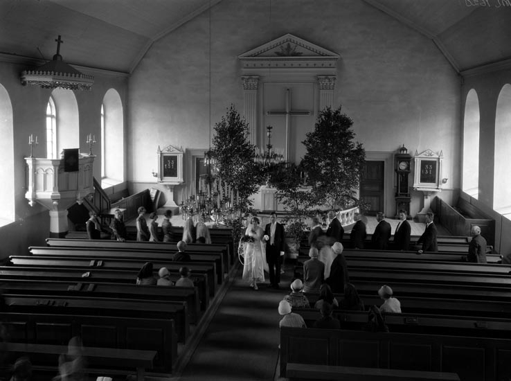 Uppgift enligt fotografen: "Torp. Orust. Kyrkan. Bröllop."