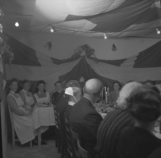 "Sjukhuset. Syster Annie, Avskedsmiddag. 1945.10.04" lyder texten till fotot.