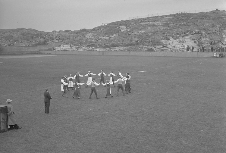 Text till bilden: "Bohuslän Dals Gymnastikförb. Gym.fest. Lysekil. 1950.05.21"












i