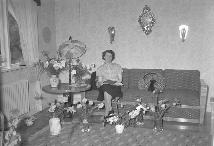 Text till bilden: "Fru Sally Johansson, N. Kvarngatan 29. 50 år. 1950.06.23"












i