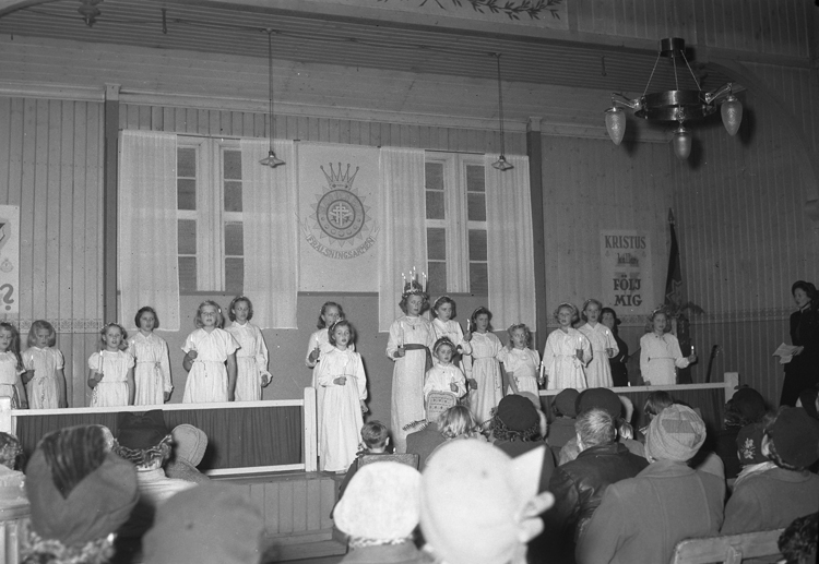 Text till bilden: "Frälsningsarmen. Lucia. 1951.12.15"












i