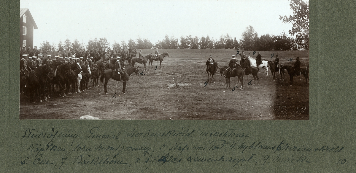 General Nordenskiöld inspekterar Livregementes husarers K 3, stridsövning på Sanna hed 1904.