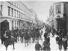 Wendes artilleriregemente A 3 paraderar genom Västra Storgatan i Kristianstad 6/9 1918, många åskådare ser på. Hästen näst längst fram bär två pukor. Soldaterna iförda uniform m/1872 och 1910.