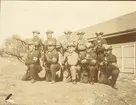 Män i Landstormsuniform uppställda med gevär i hand i trädgård i Löttinge, Täby, 1914.