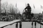 Motorcykeluppvisning på spång av bräder av pansarelever vid Arméns underofficersskola (Försvarets läroverk) i Uppsala 1949.