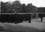 Avlämning till chefen på kaserngården vid Arméns underofficersskola (Försvarets läroverk) i Uppsala 1949, flygvapenkompaniet i förgrunden.