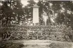 Gruppfoto av Västmanlands regemente I 18 framför monument över regementet. Soldaterna iförda uniform m/1910.