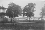 Tältläger på Utnäs Löt, mötesplats för Livregementets grenadjärkorps till 1893 då det slogs ihop med Närkes regemente. Till vänster i bild officerspaviljongen(?)