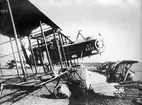 Första världskriget. Italienskt flyghangar med av italienarna vid deras återtåg uppbrända Caproni-flymaskiner.