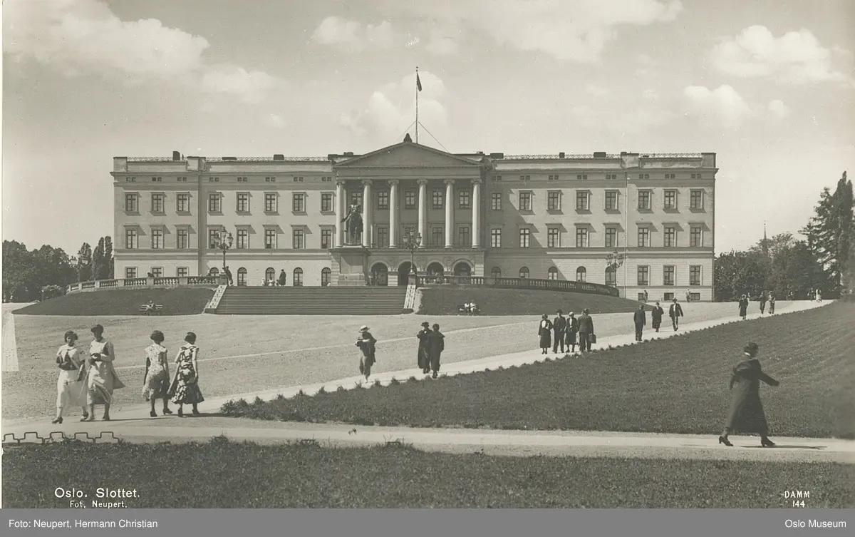 Slottet, park, plass, mennesker