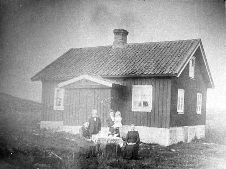 Bildtext till kopian i fotoalbumet: "Stående fr vä: Bernhard Johansson, f 1841, Amalia Lysell - Björklund med sin son Arnold på armen.
Sittande fr. vä: Justina Johansdotter, Britta Johansdotter (Rosa-Britta f 1847.)".