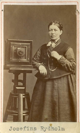 Fotograf Josefina Rydholm, självporträtt med kamera