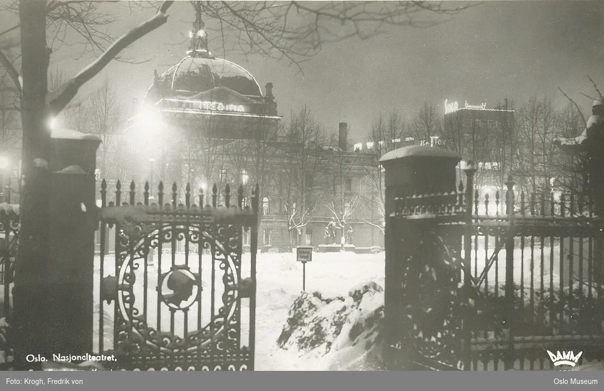 port, plass, park, Nationaltheatret, lysreklame, Medina sigaretter, forretningsgård, snø, nattemørke