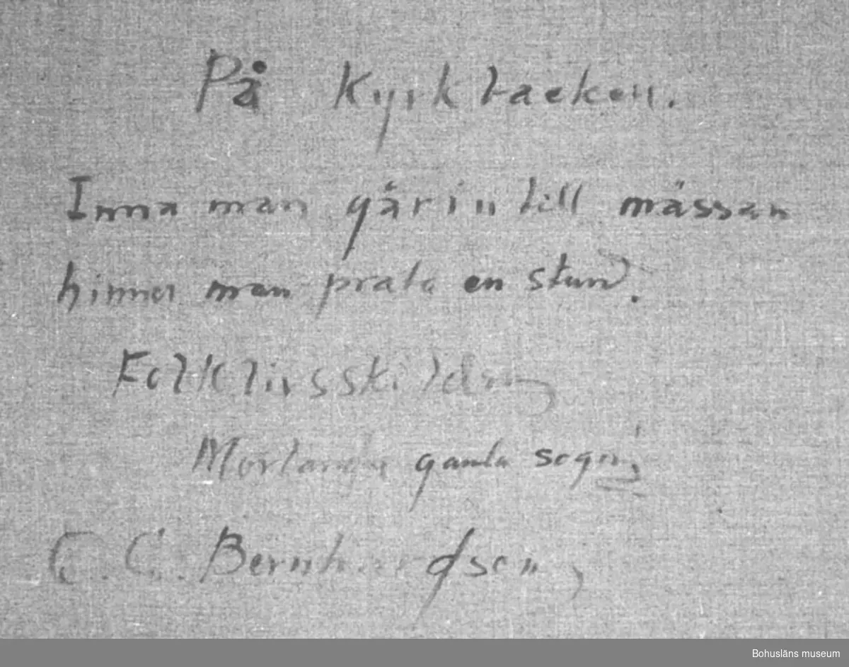 Montering/ram: RAM, Baksidestext: 
"På kyrkbacken.
Inna man går in till mässan hinner man prata en stund.
Folklivsskildring 
Morlanda gamla sogn!
C.G. Bernhardson."

Ordförklaring: Inna = innan, sogn = socken. Dialektala uttryck.

Litt.: Bernhardson, C.G.: Bohuslänska kustbor, Uddevalla, 1983, s. 120. Titel i boken: Kyrkfolk.

Övrig historik; se CGB001.