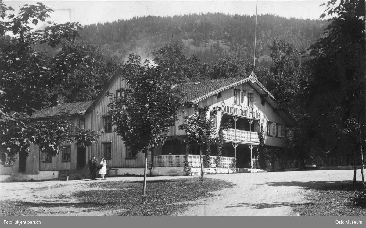 Sundvolden hotell, gårdsplass, skog