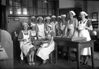 Matlagningskurs på gamla Idas skola i Jönköping på 1930-talets mitt.
På bilden ses bland annat Yngva Kjellen-Skoglund, Alma Herrsson, Karin Berggren-Ohlsson, Rosa Svensson och troligen Eivor Skoglund-Rolfsten, Signe Holm, Gustavsson och Majken Lindstadt-Stöm.