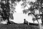 Två män tar en paus vid Vätterns strand utanför Jönköping.