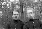 Två uniformsklädda soldater i en skog i Jönköping.