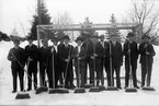 Jönköpings Stadspark. Män med kvastar i händerna framför ett fotbollsmål på Stadsparksvallen. Fr. v. Olof Magnusson (1), Olof Carlsson (2), Einar Karlsson (3), Kalle Pettersson (8), Ture Nyblom (9), Gustav Bergkvist (11), Torkel Larsson (12),  Nils Blomberg (13).