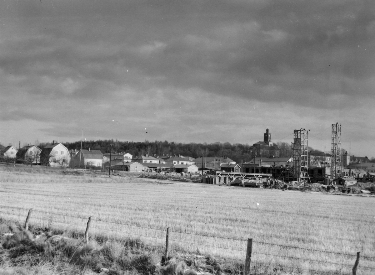 Enköping, kvarteren Beckasinen och Hägern, från hamnspåret, mot nordost