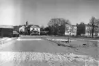 Enköping, kvarteret Svanen (Fjärdhundragatan, Torggatan), mot öster, januari  1957