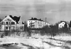 Enköping, lasarettsområdet från Gröngarnsåsen mot norr, februari 1955. Från vänster gamla epidemisjukhuset, lasarettet, Selfa och överläkarbostaden.