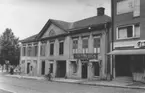 Enköping, kvarteret Borgmästaren nr 4, fasad mot Kungsgatan sett från öster, hösten 1957